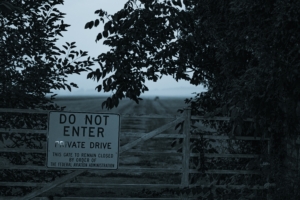 Do not enter private drive road sign